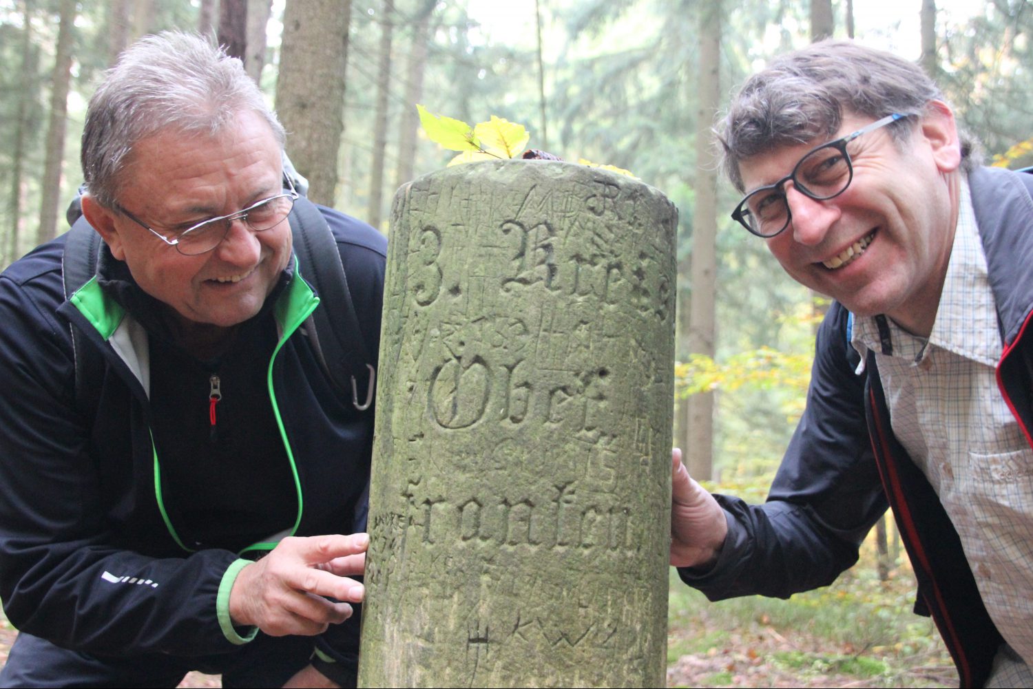 Wanderer am "alten" Drei-Franken-Stein