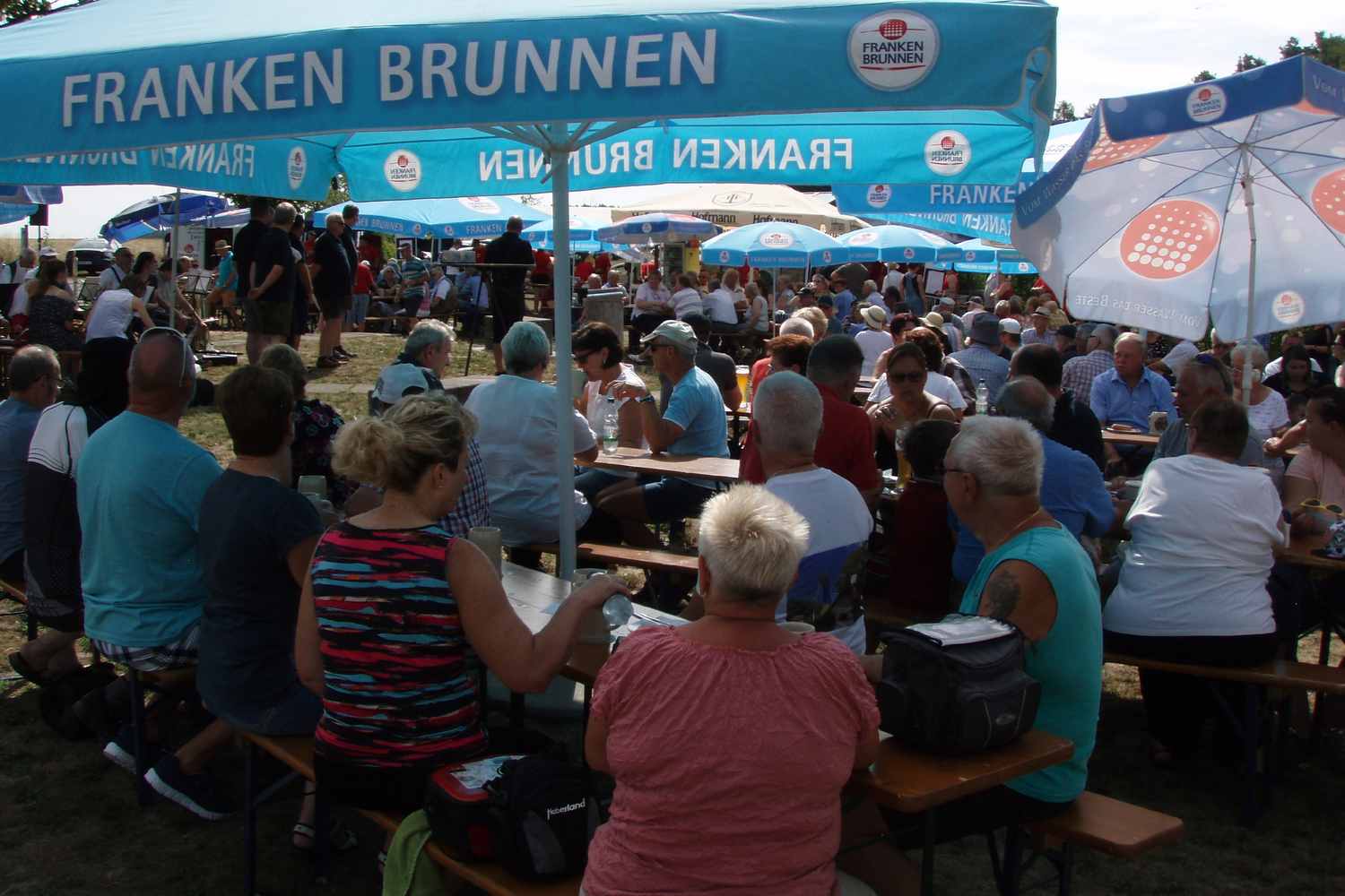 Besucher beim Frühschoppen am Drei-Franken-Stein 2018