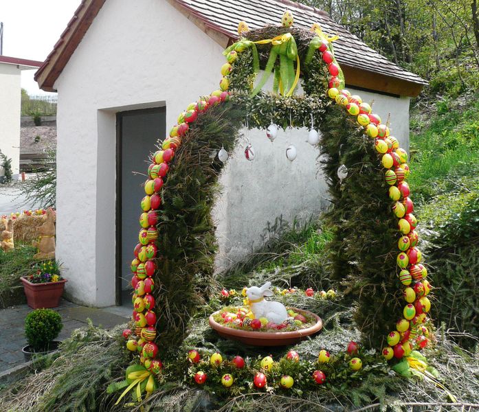 Osterbrunnen in Lach