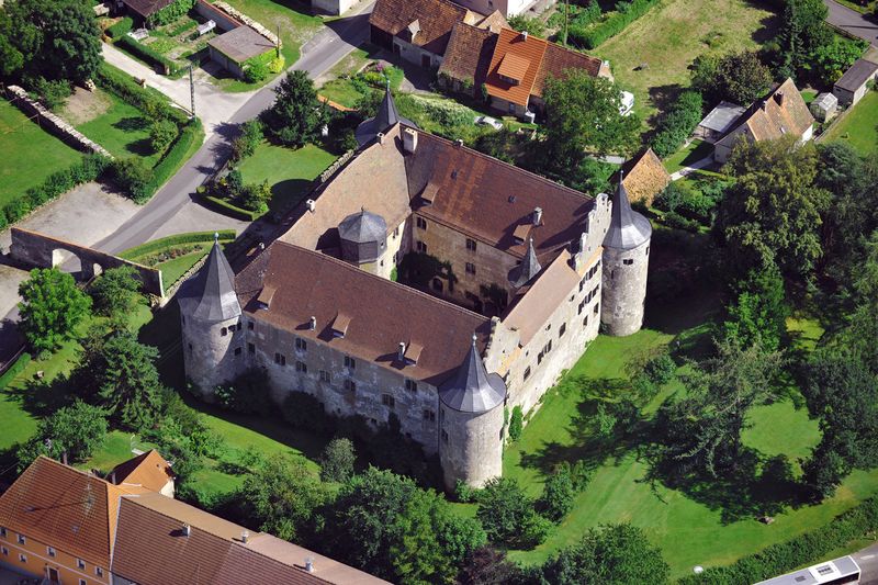 Luftaufnahme des Wasserschlosses in Breitenlohe