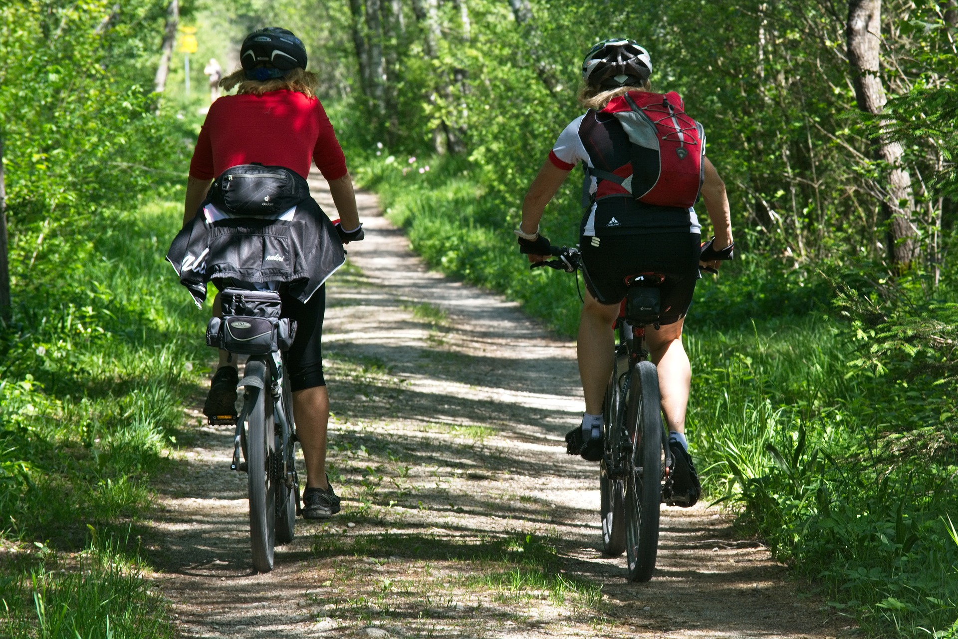 Radfahrer auf Schotterpiste