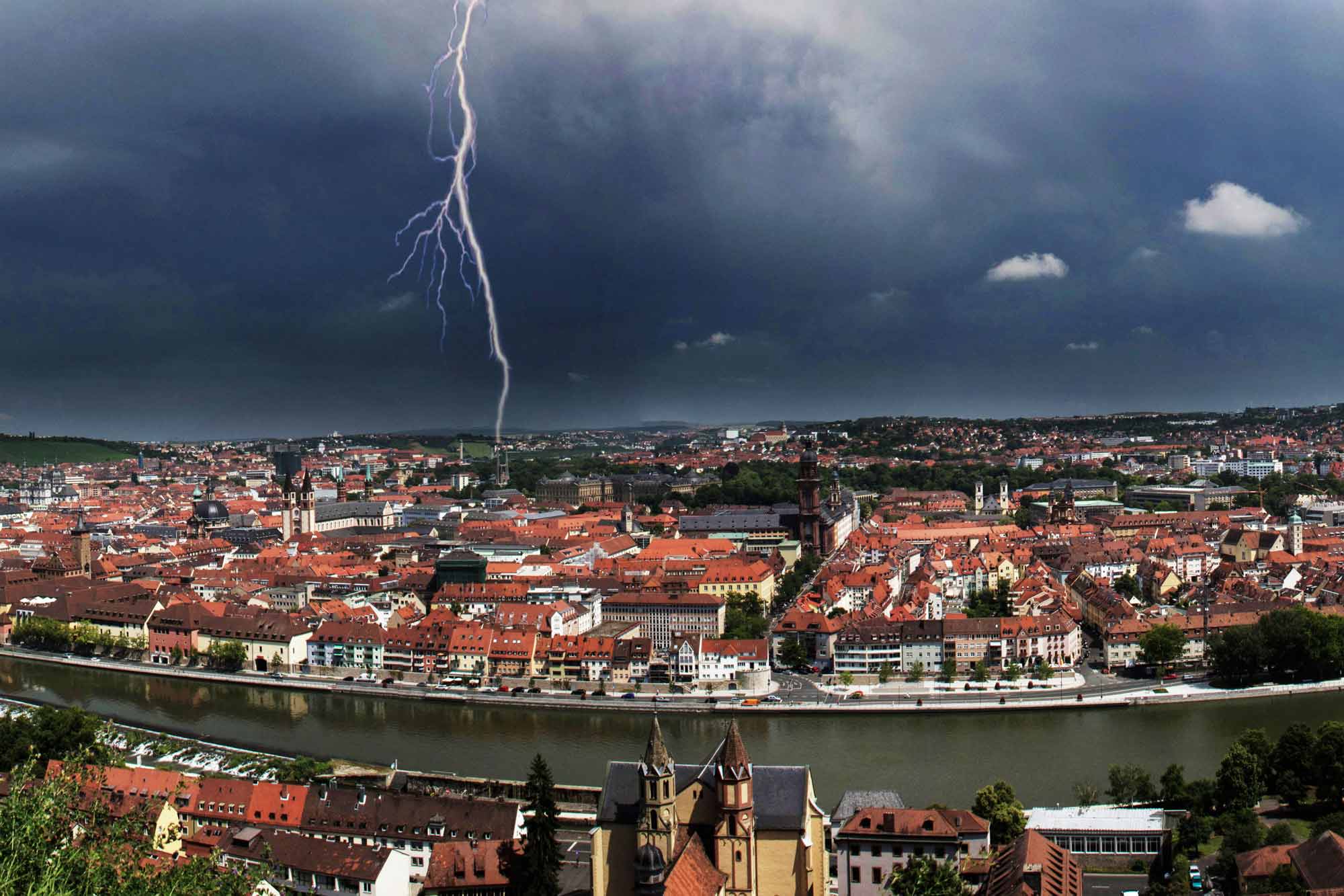 Blick über Würzburg bei einem Gewitter