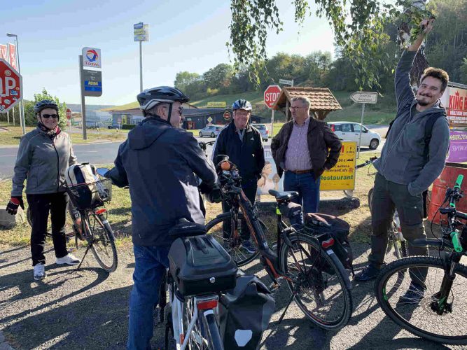 Auf zur Radtour Rund um den Drei-Franken-Stein mit Gerhard Haubenreich (3.v.r.), Bürgermeister Ernst Nickel (2.v.r.) und Naturpark Steigerwald Ranger Pawel Malic (r.)