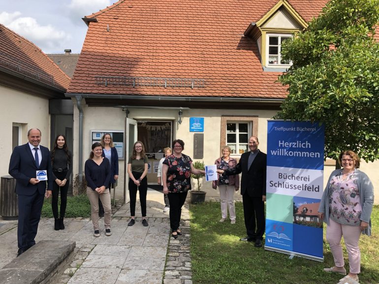 Bürgermeister Krapp Mit Dem Team Der Bücherei Schlüsselfeld Bei Der Preisverleihung