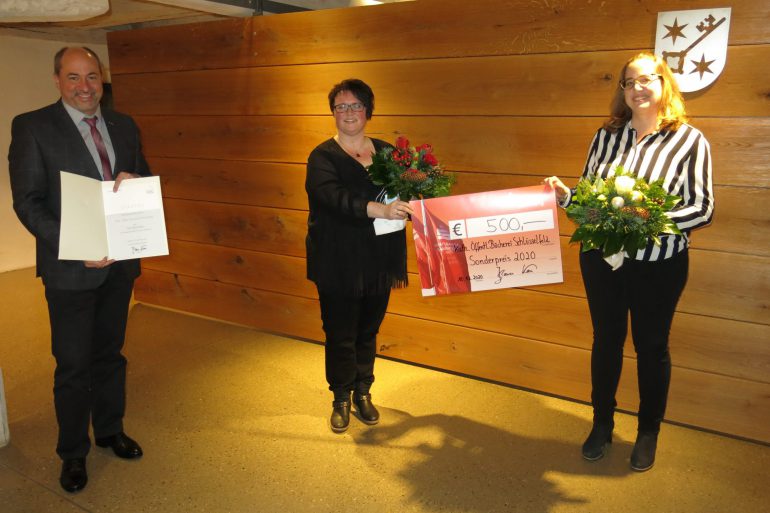 Bürgermeister Krapp Mit Dem Bücherei Team Bei Der Preisverleihung