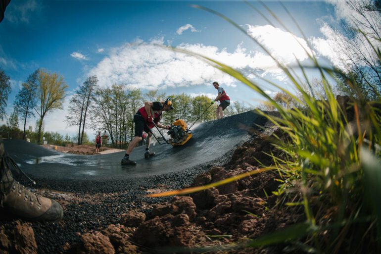 Beim Bau Der Pumptrackanlage In Schlüsselfeld Floss Viel Schweiß