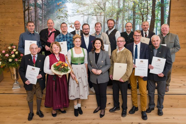 Forstministerin Michaela Kaniber überreicht 14 Waldbauern Aus Ganz Bayern Den Staatsehrenpreis Für Ihre Forstliche Arbeit