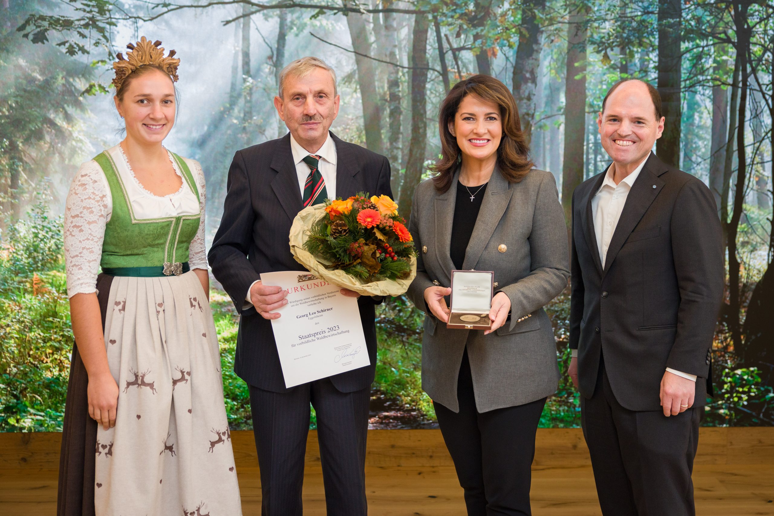 Gruppenfoto: (v. l.) Waldkönigin Antonia Hegele, Georg Leo Schirner, Forstministerin Michaela Kaniber, Michael Hofmann, MdL