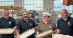 Die Drei-Franken-Bürgermeister zeigen stolz ihre fertigen Teiglinge.