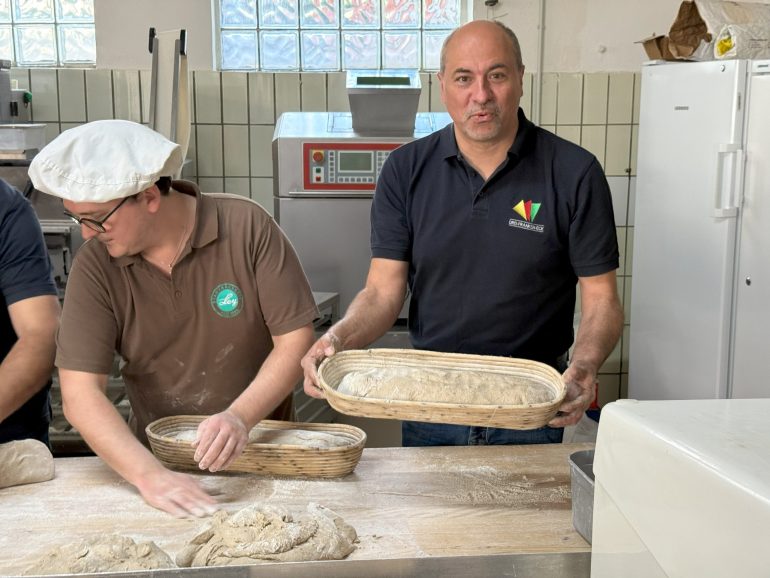 Bürgermeister Johannes Krapp präsentiert seinen fertig geformten Teigling im Gärkorb