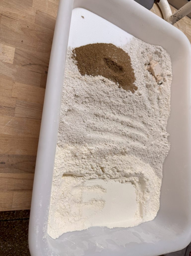 Zutaten für das Drei-Franken-Brot. Nur das Wasser fehlt noch