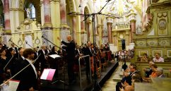 Gerd Schaller dirigiert Anton Bruckner während des Ebracher Musiksommers in der Abteikirche Ebrach