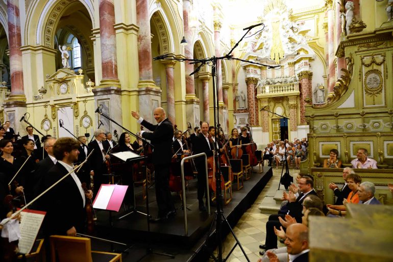 Gerd Schaller dirigiert Anton Bruckner während des Ebracher Musiksommers in der Abteikirche Ebrach