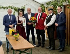 Die Bierkönigin Anna Winkler besuchte den Stammtischkeller der Braven Brüder in Elsendorf
