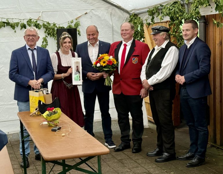 Die Bierkönigin Anna Winkler besuchte den Stammtischkeller der Braven Brüder in Elsendorf