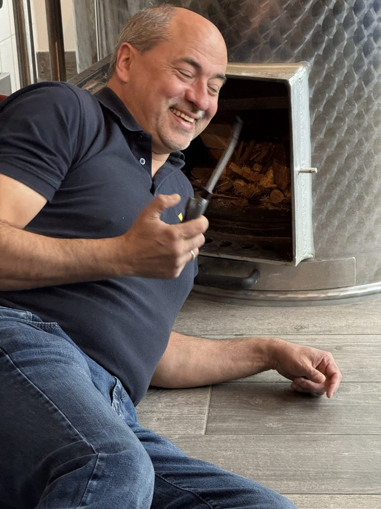 Bürgermeister Johannes Krapp schickt sich an, den Brennkessel anzufeuern